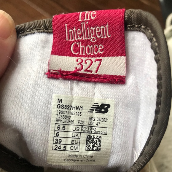 New Balance 327 Youth Boys 6.5 Wmns 8.5 Cream Tan Olive Green Sneakers Running - Picture 5 of 8